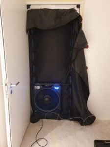 Ventilator mit eingespannter Plane in Eingangstür